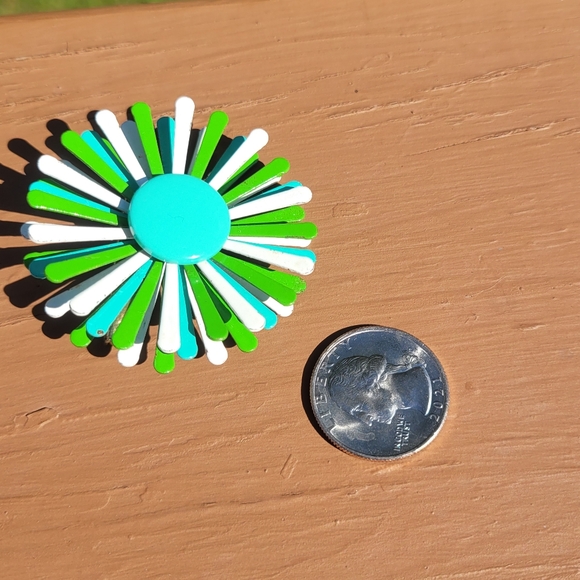 Vintage Jewelry - Vtg 60's Daisy Metal Brooch (Pin) 2"